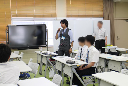 教室で、学生を前に講演する川上先生